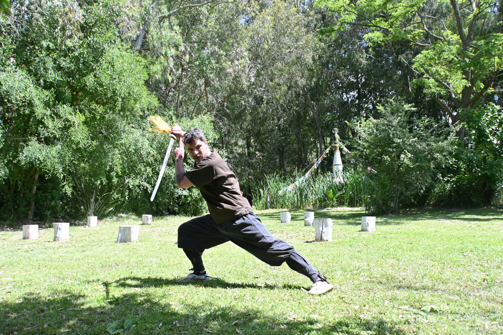 Pedro Ruata con espada en postura de caballo