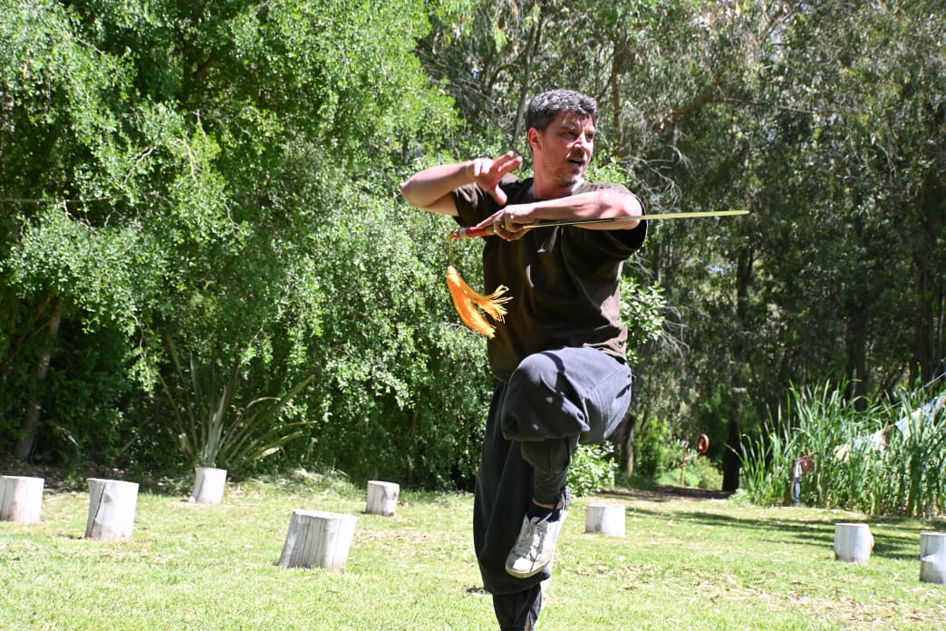 Práctica de Kung Fu Shaolin con espada al aire libre