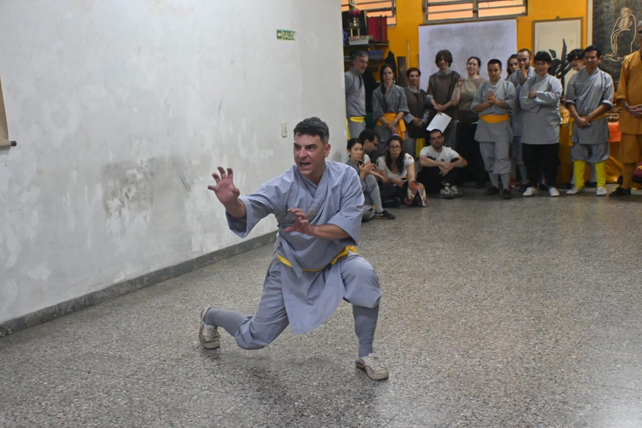 Pedro Ruata en postura de Kung Fu ante el público